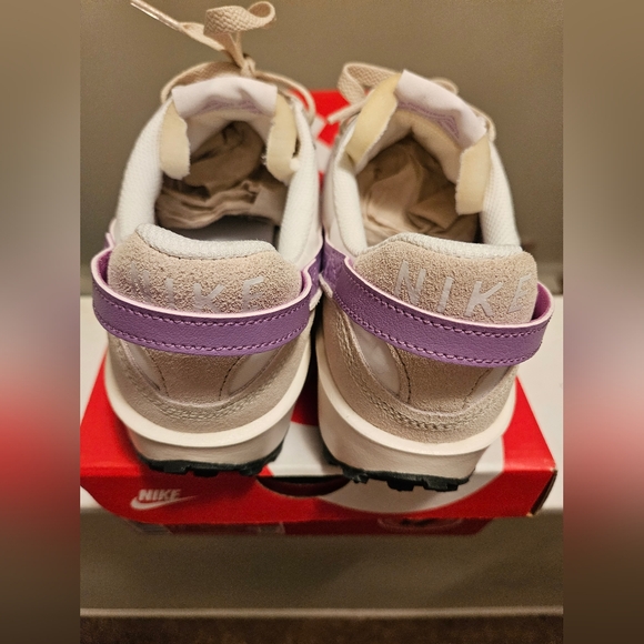 New in Box - Women Nike Waffle Debut shoes. Size 9 - Picture 5 of 5